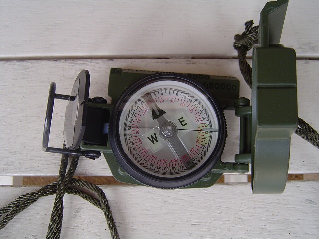 CAMMENGA（カメンガ）夜間蓄光式軍用レンザティックコンパスNo．27