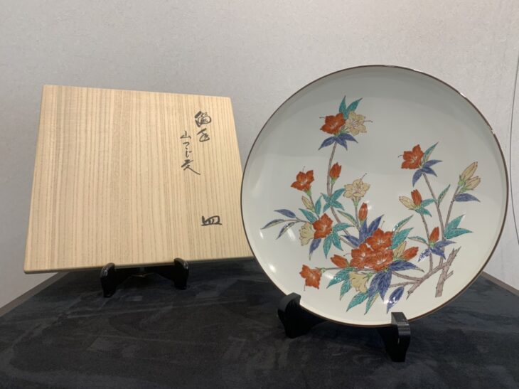 酒井田柿右衛門 作「濁手 山つつじ文 皿」をお譲り頂きました。 ｜骨董