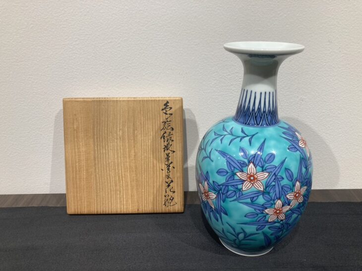 十三代今右衛門 作『色絵緑地草花文花瓶』 買取価格相場｜骨董品買取