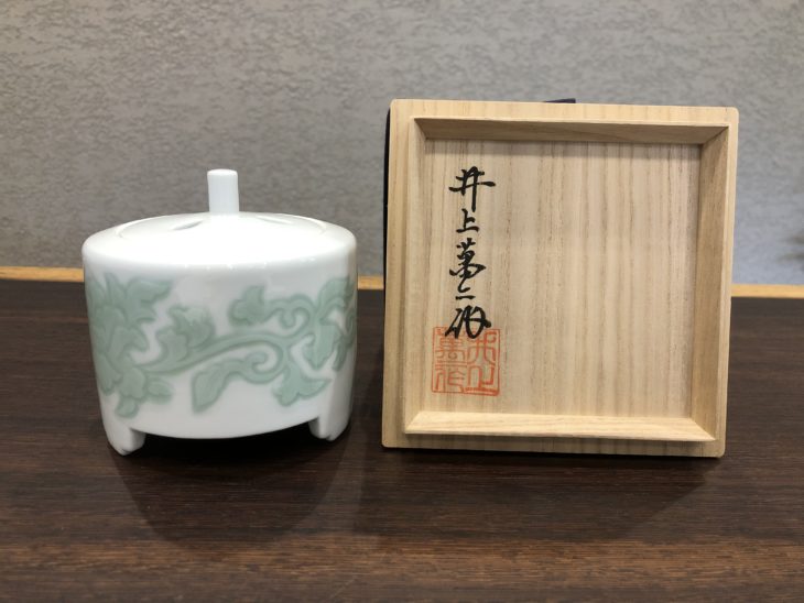 松阪市にて、井上 萬二 作『白磁緑釉彫文 香櫨』 ｜骨董品買取 緑和堂