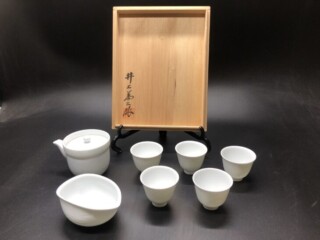 井上 萬二 作 『青白磁青海波文 徳利』 買取価格相場｜骨董品買取 緑和堂