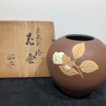 今井政之 作『象嵌彩 椿 花壺』 ｜骨董品買取 緑和堂