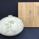 井上萬二『白磁緑釉椿彫文 壺』 ｜骨董品買取 緑和堂