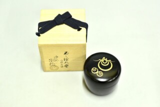 十一代 三輪休雪 『萩灰被水指』 買取価格相場｜骨董品買取 緑和堂