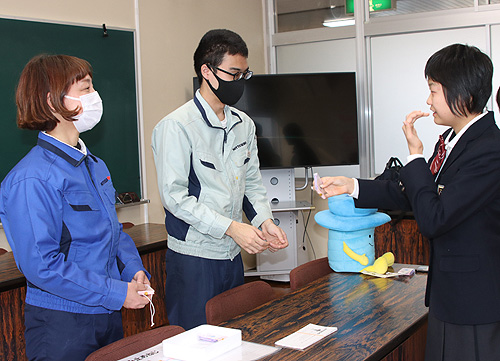 両丹日日新聞：「合格祈願」ゆるまないネジで受験生応援 日東精工が