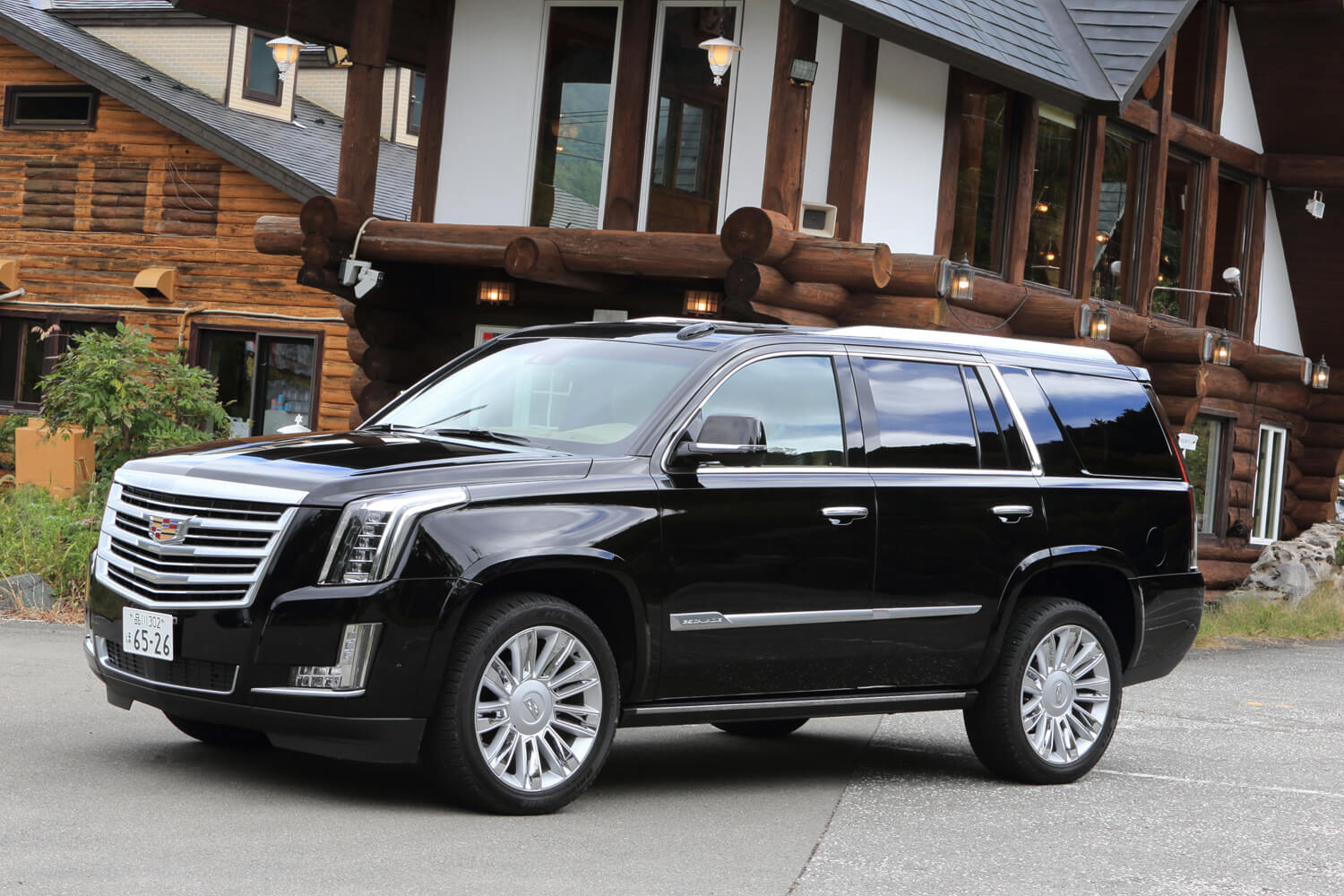 キャデラック・エスカレード（4WD/8AT）／XT5クロスオーバー（4WD/8AT