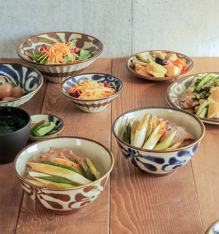 料理が引き立つ和カフェ風デザイン、沖縄食器風の唐草模様がおしゃれな