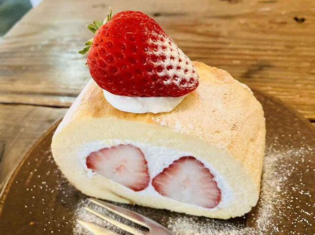 真岡市】イチゴちゃんが愛らしい苺のロールケーキ（喫茶 ロクガツ