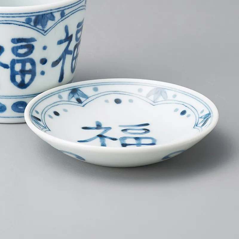 福の字が描かれている磁器の蓋です。模様が素晴らしい 福