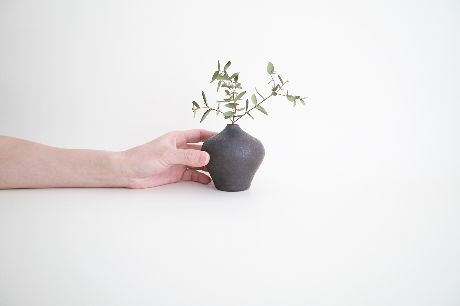 筒小屋 ONLINE STORE Toshoo | 陶器のネットショップ / 一輪挿し M 黒錆B