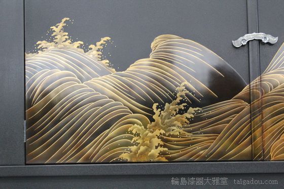 飾り棚 乾漆・波千鳥蒔絵 4,400,000円（税込） | 輪島塗の塗師屋 輪島