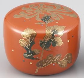 棗（なつめ）朱塗り・菊蒔絵は、鮮やかな朱色に大輪の菊が咲く棗