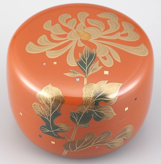 棗（なつめ）朱塗り・菊蒔絵は、鮮やかな朱色に大輪の菊が咲く棗