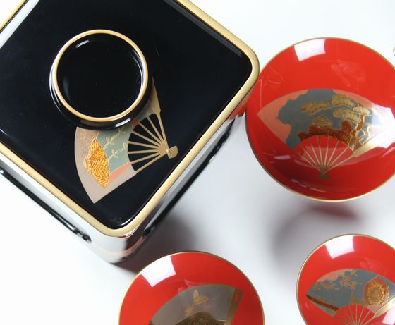 屠蘇器 金縁・扇面源氏香蒔絵 1,320,000円（税込） | 輪島塗の塗師屋