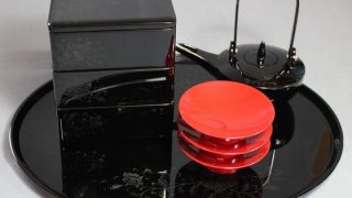 屠蘇器重箱揃い 黒・唐草沈黒 660,000円（税込） | 輪島塗の塗師屋