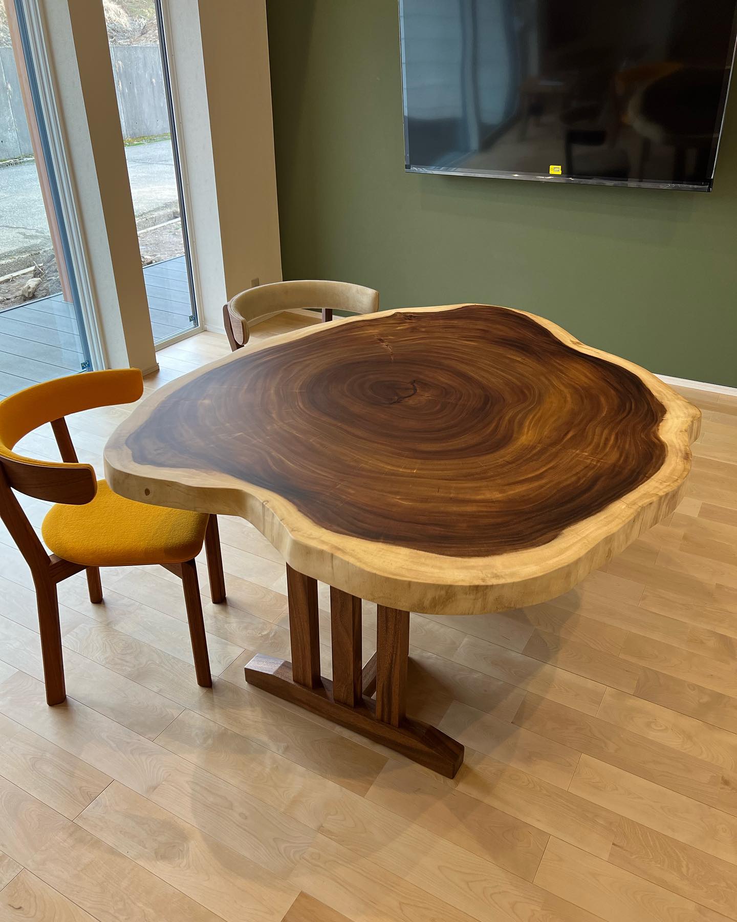 モンキーポッド輪切りダイニングテーブル』 | 天然木家具 納入実例紹介