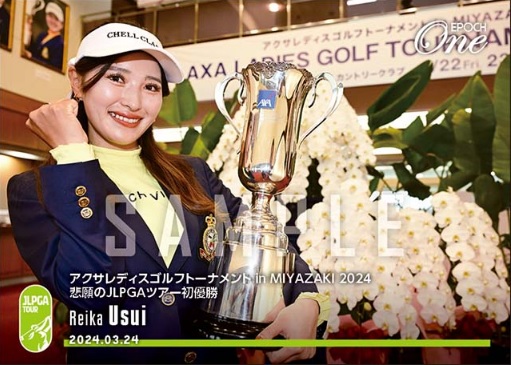 臼井麗香が始球式「エポワン」！ 笑顔のストライクでカードも