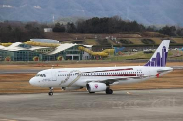 香港エクスプレス航空、”讃岐うどん”の特別塗装機を就航開始 - TRAICY