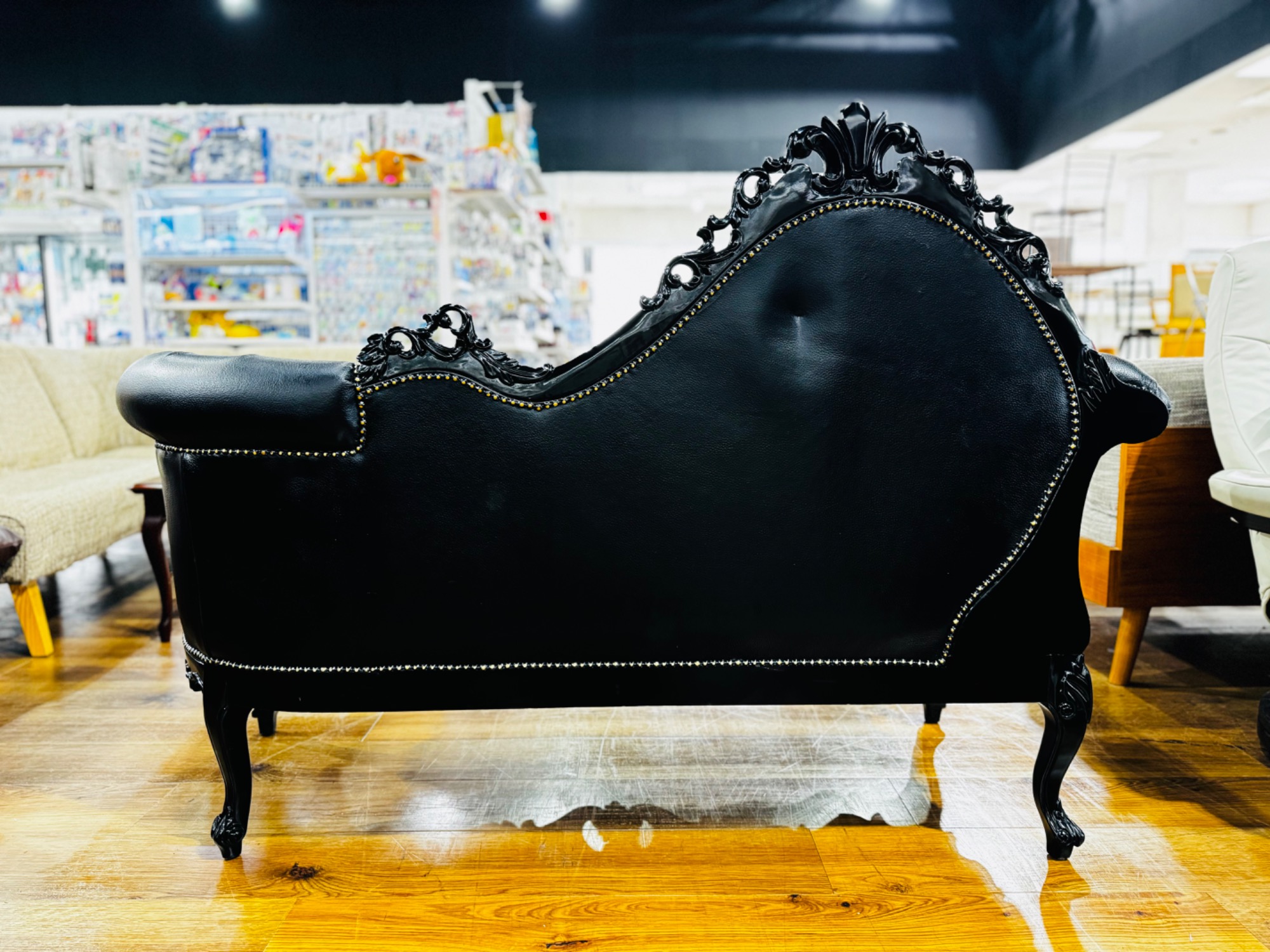 家具大量展示中！】ロココ調 猫脚2Pソファーが買取入荷いたしました