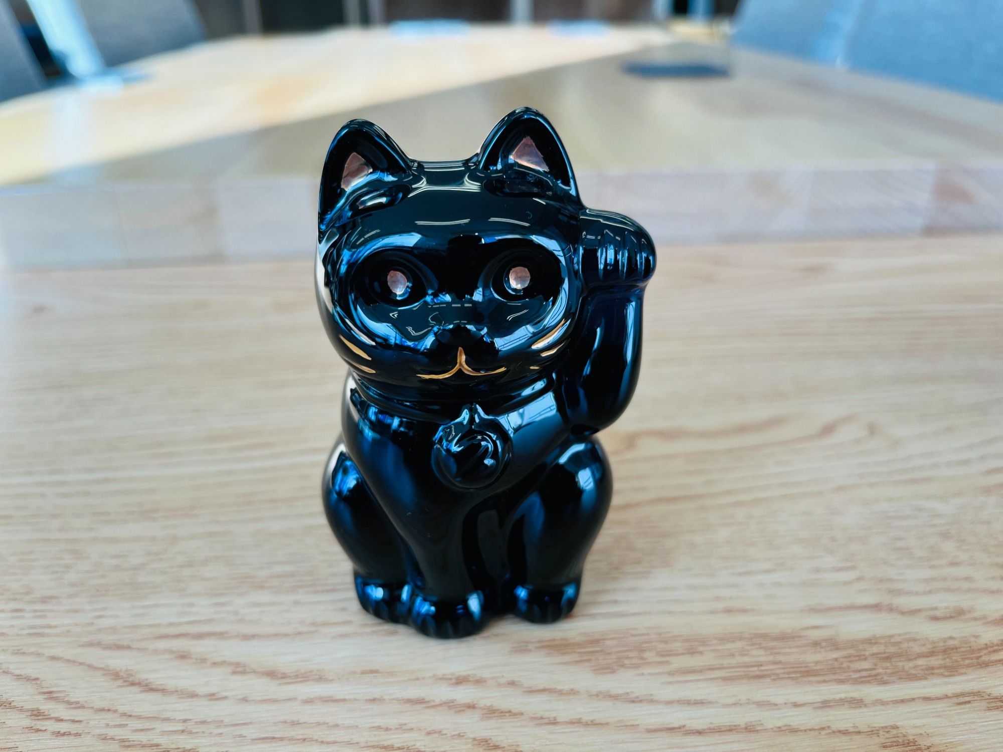 BACCARAT(バカラ)の招き猫の置物とWEDGWOOD(ウェッジウッド)のカップ