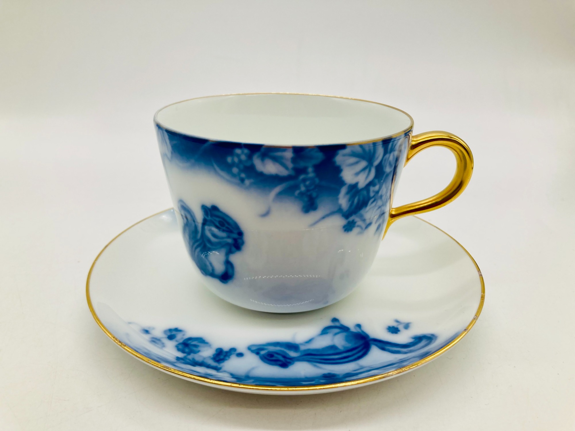 大倉陶園 カップ＆ソーサー アリスの森 入荷いたしました！｜2024年07