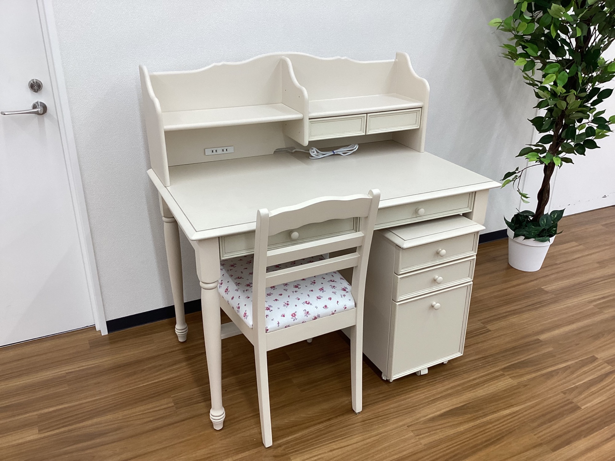 Laura Ashley（ローラアッシュレイ）】姫系デザインのかわいい学習机