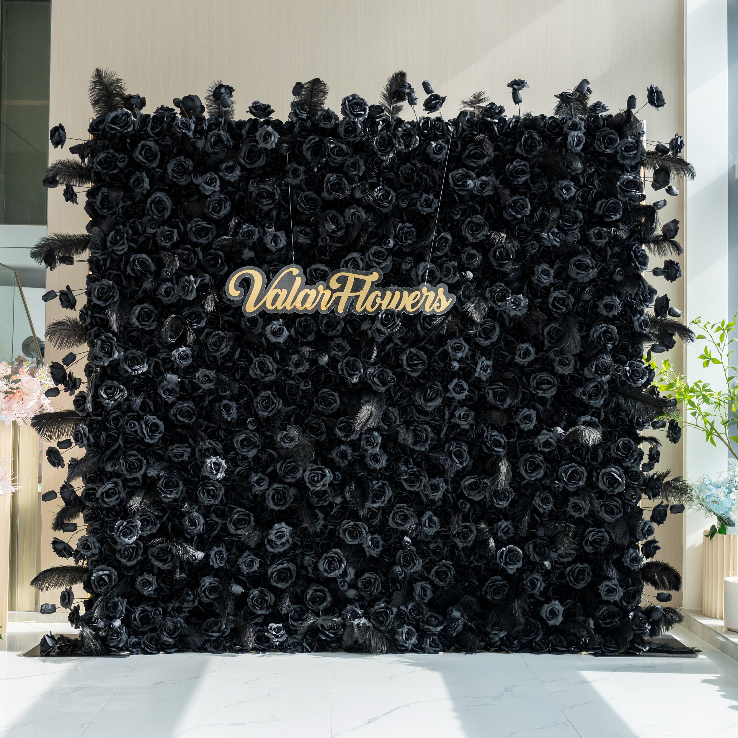 ValarFlowers 人工羽根＆黒バラ 壁掛け背景：ノクターンノワール