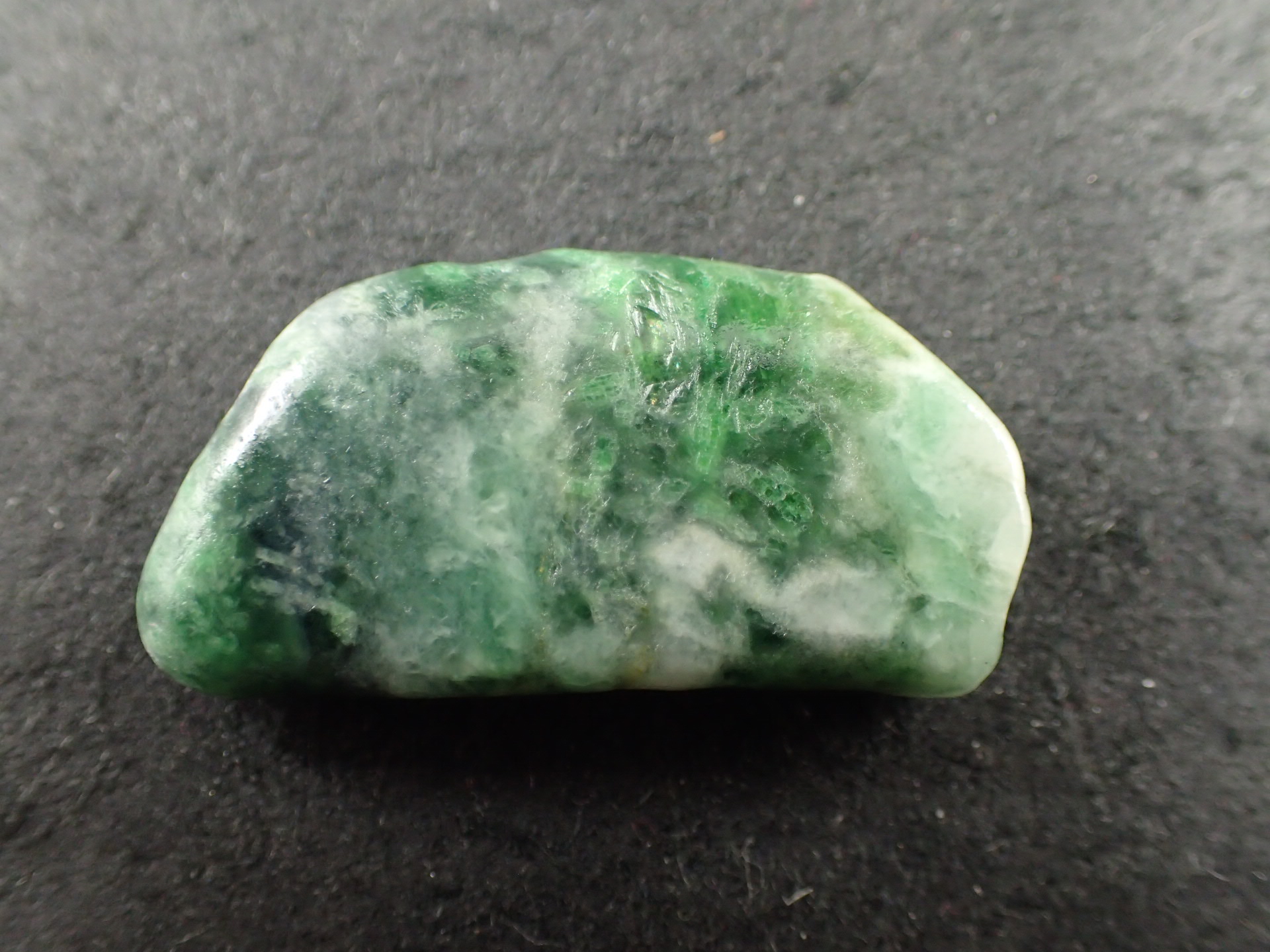 最高品質糸魚川翡翠(Itoigawa Jade) 新潟県糸魚川市産 ｜石の販売専門