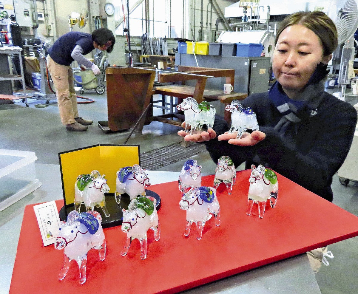 廃ガラスの「午」きらり…愛知・岡崎 5日発売：地域ニュース : 読売新聞