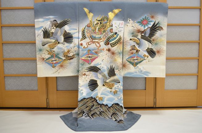お宮参り 赤ちゃん着物 男の子 産着 初着 兜 刺繍 鷹 （グレー地） om