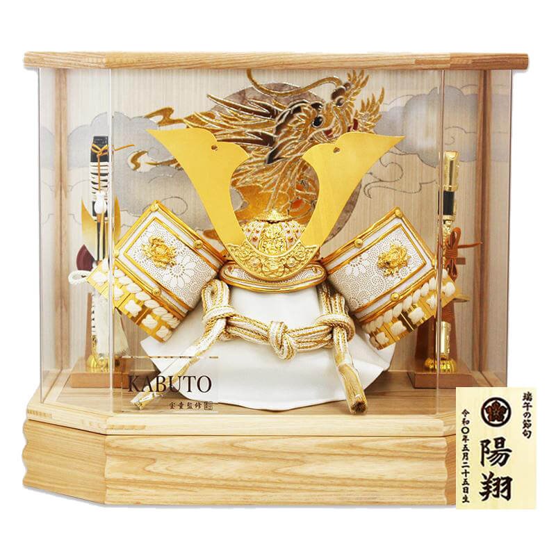 コンパクトでおしゃれな白金兜飾り/8号中鍬形兜白木六角アクリル