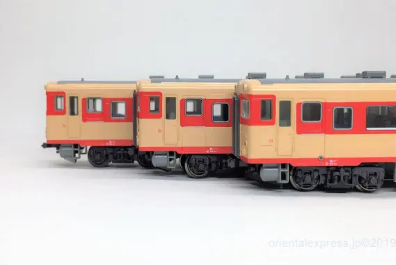 キハ58系(非冷房車) 急行「いいで」が入線しました。KATO 10-1531