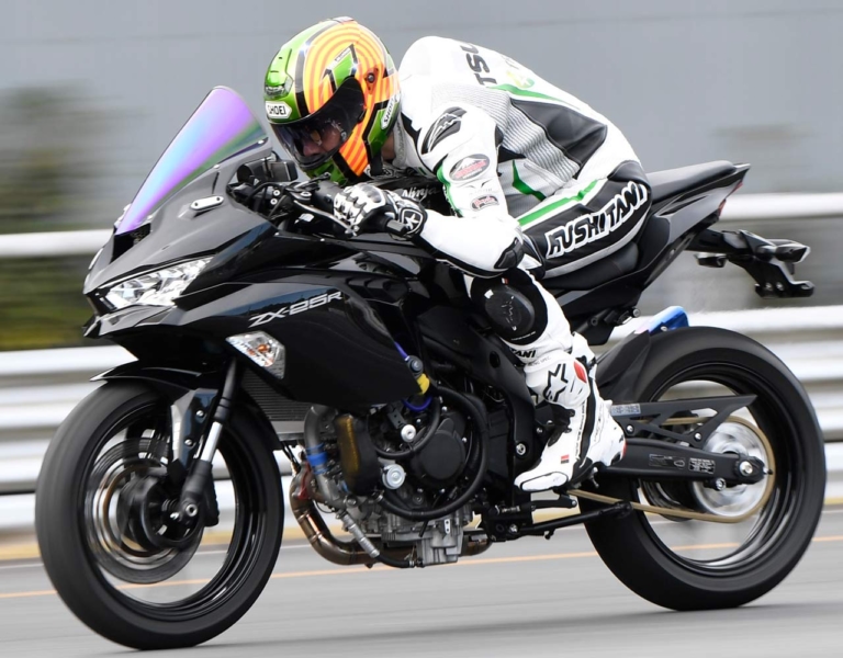 画像 No.1/13] ニンジャZX-25Rにターボチャージャー装着で217.85km/hを