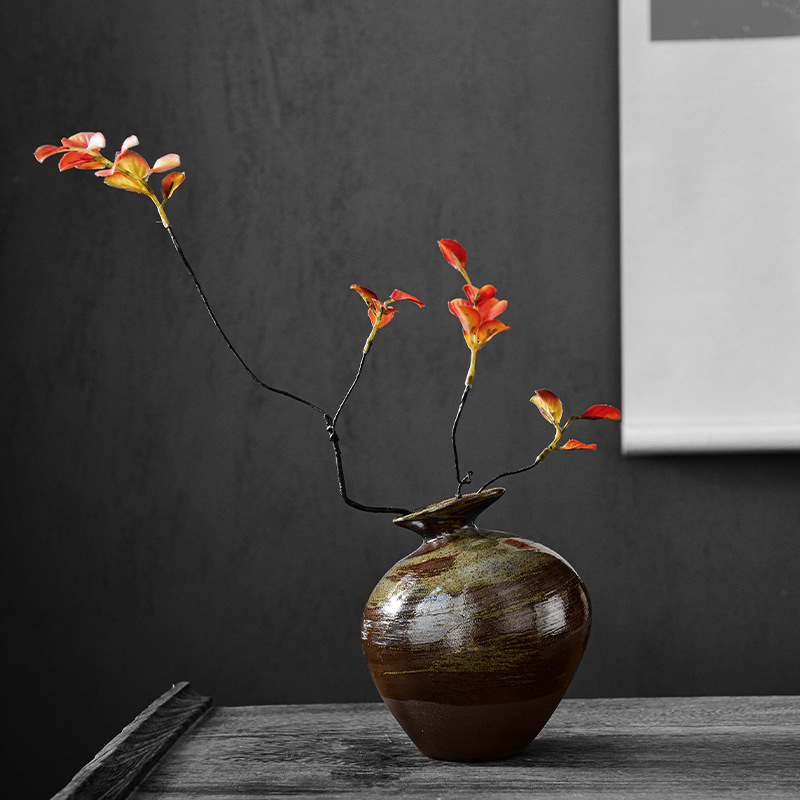 日本のスタイルの黒い陶器の花瓶模造石抽象的な金の花の配置レトロな