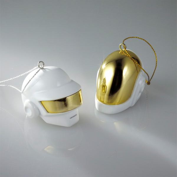 ダフト・パンクのヘルメットがクリスマスツリー装飾品＆スノードームに