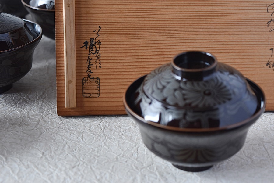 天然木製漆塗 橘屋友七 溜塗菊銀蒔絵小吸物椀 - 生活骨董と古布の
