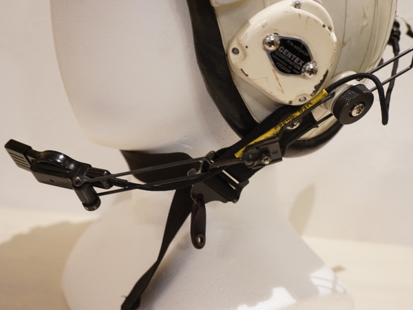 ASCII.jp：米海軍のヘルメットに酸素マスクを付けたらカッコ良くなった