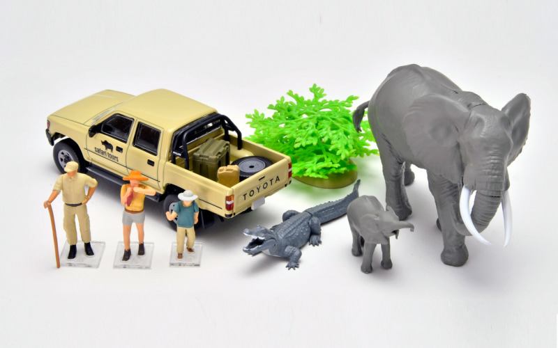 トミカのランクルやハイラックスのミニカーと海洋堂の動物のフィギュア