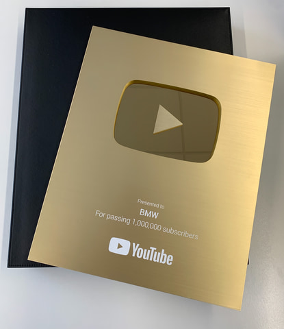 BMW、公式YouTubeチャンネルが「金の盾」獲得 チャンネル登録者100万人