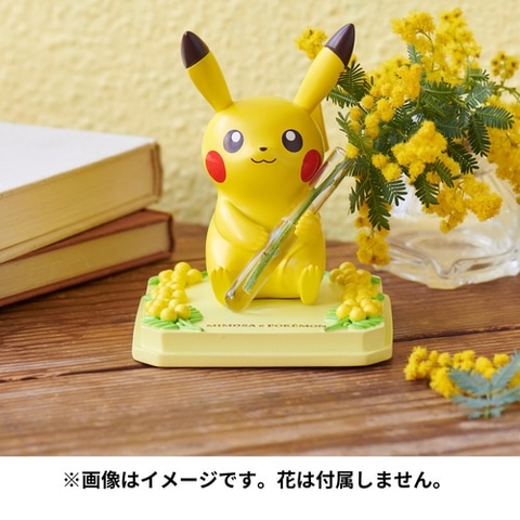 ピカチュウやイーブイたちが一輪の花を持っているように見せる