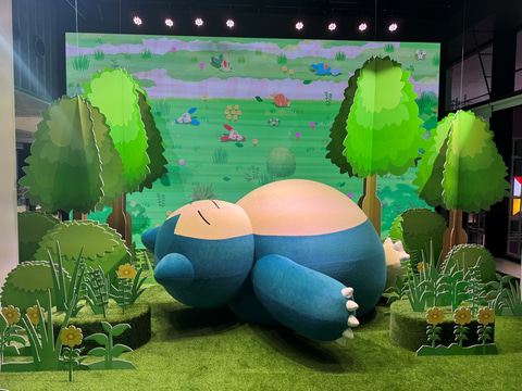 渋谷に「ポケスリ」巨大カビゴン、新グッズが登場！ 撮り下ろしで紹介