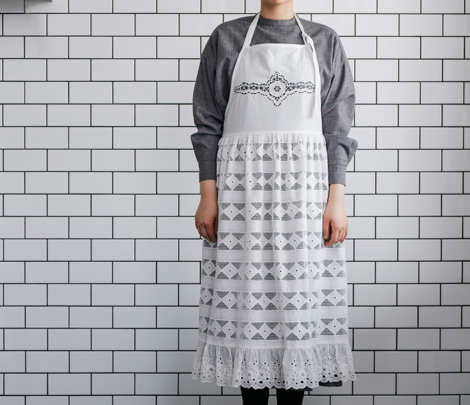 DEAN & DELUCA×ビームス、新作レースのエプロンドレスや保冷カゴバッグ
