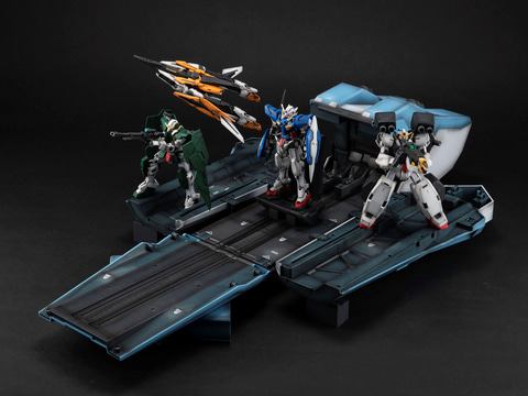 ガンダム00」より「プトレマイオス」の1/144ガンプラ用コンテナが装い