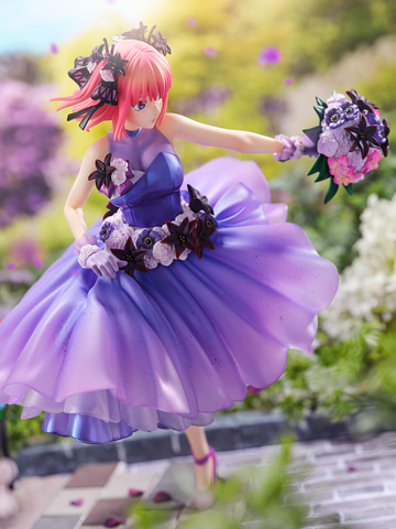 映画「五等分の花嫁」から、紫を基調としたドレスに身を包んだ「中野二