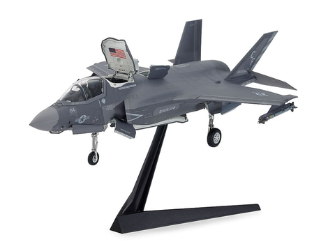 垂直着陸状態のF-35Bを精密再現。タミヤのプラモ「1/72 ロッキード
