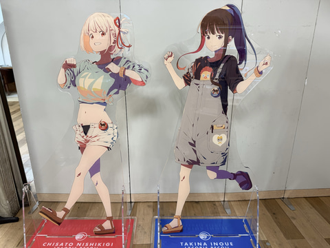千束とたきなを約160cmの特大サイズで！ 「リコリコ展」グッズに等身大