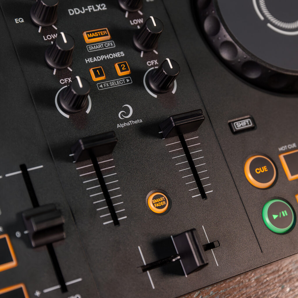 FREE YOUR INNER DJ: DJコントローラー「DDJ-FLX2」が登場 - AlphaTheta