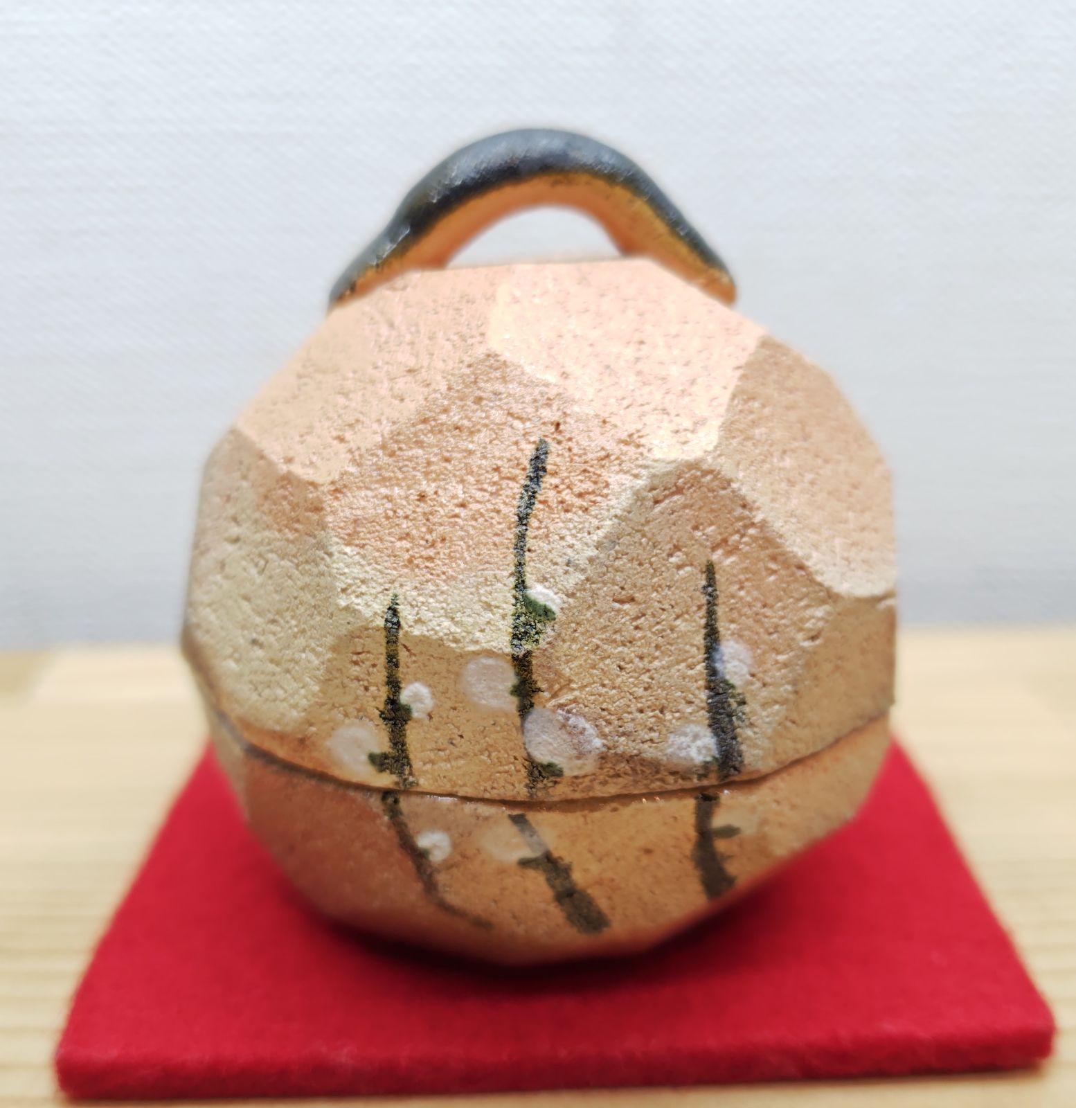 逢絢亭・新品】茶道具 香合 楽焼 赤楽 乾山 槍梅の図 佐々木昭楽 共