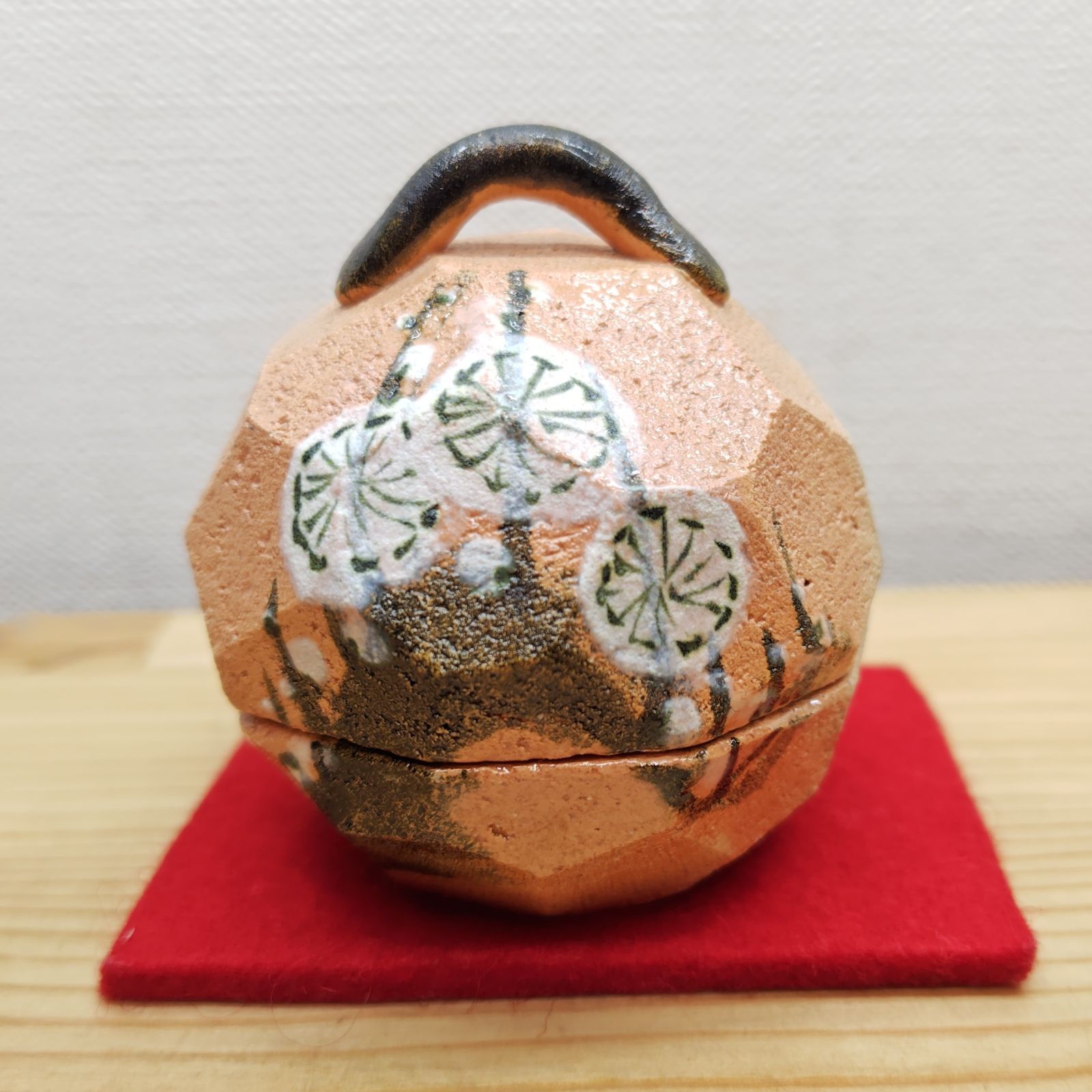 逢絢亭・新品】茶道具 香合 楽焼 赤楽 乾山 槍梅の図 佐々木昭楽 共