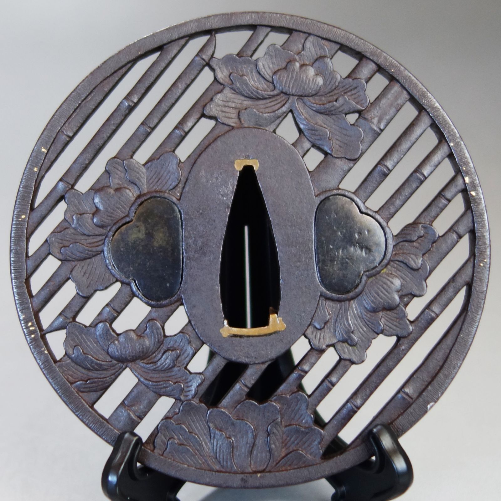 骨董逸品【竹斜格子に牡丹花透鍔 鉄地】(鍔箱・布団付き) 日本刀 刀